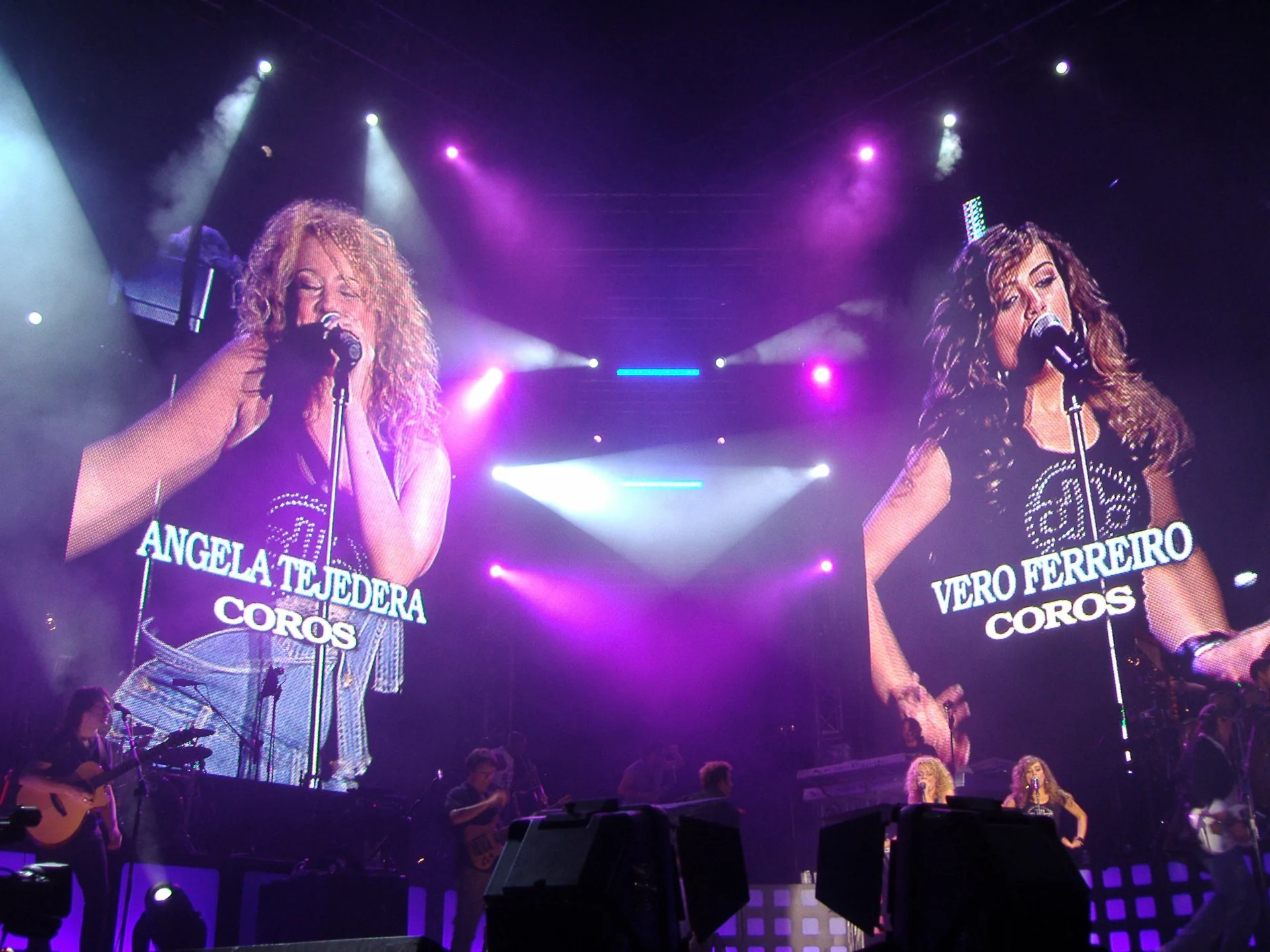 Verónica Ferreiro en los coros de la gira Premonición Tour de David Bisbal, 2007.