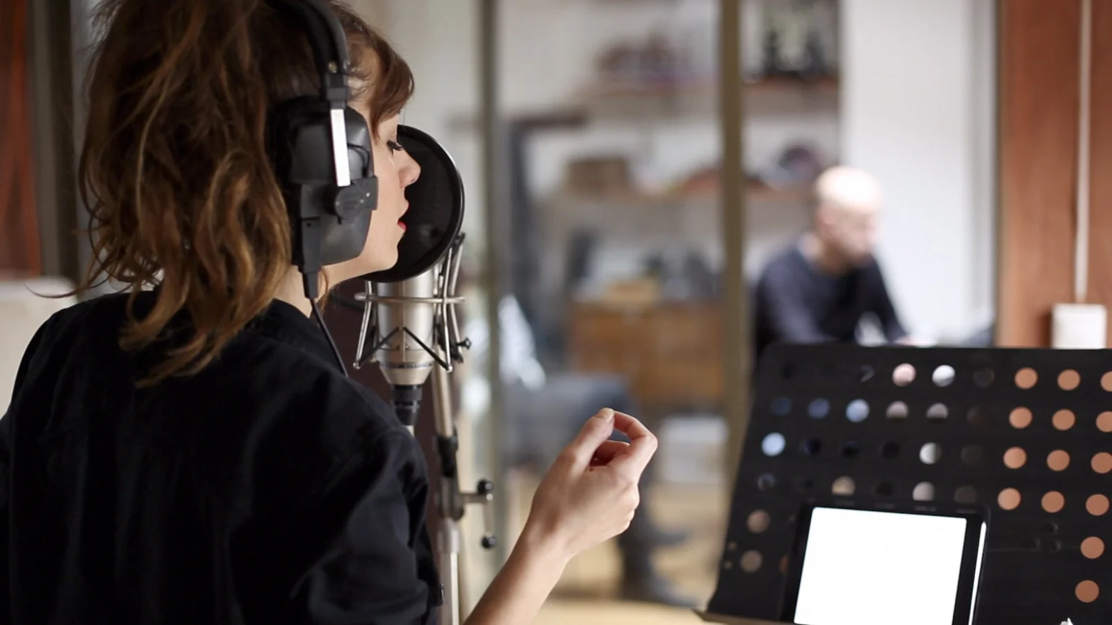 Verónica Ferreiro durante una sesión de grabación vocal en estudio.